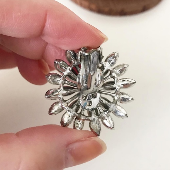 Vintage Enamel Flower Clip On Earrings - Picture 3 of 3